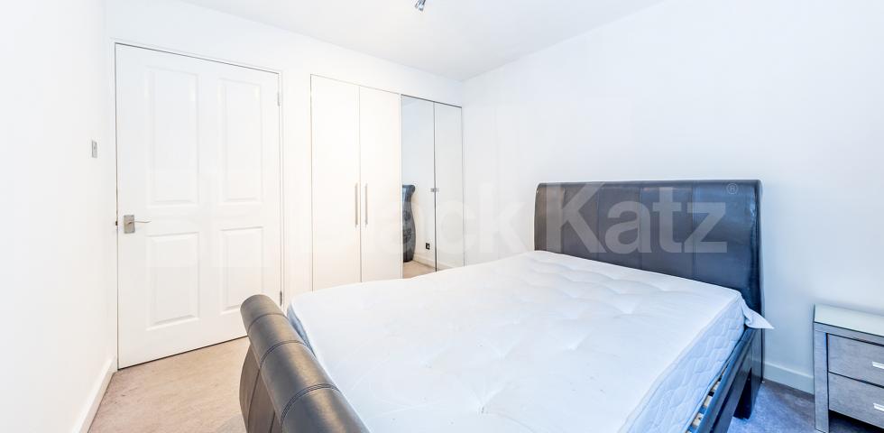 			STUNNING TWO BED!, 2 Bedroom, 1 bath, 1 reception Flat			 Queens Gardens, LANCASTER GATE